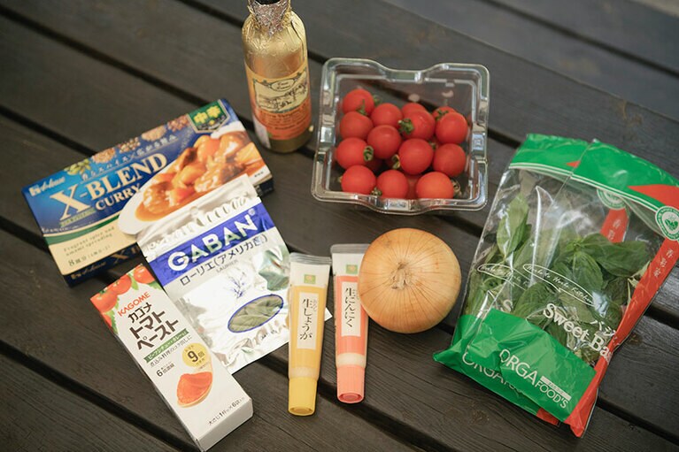 これだけ用意すれば、おいしいアウトドアカレーができますよ。