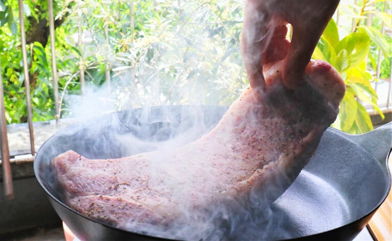 フライパンに煙がたったら霜降り和牛を投入。