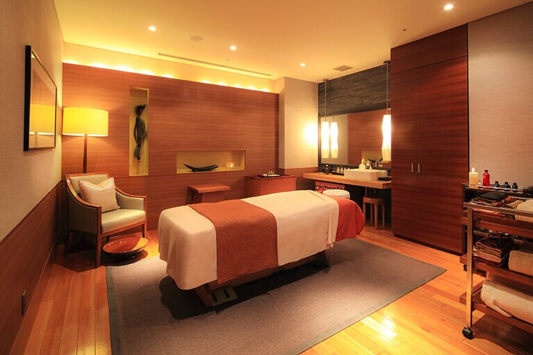 椿オイルを使ったトリートメント「”ワンランク上の私”になるための椿オイルによるトリートメント」は、2021/1/4~2021/3/7の期間限定メニュー(25,000円・消費税別)。©ホテル椿山荘東京