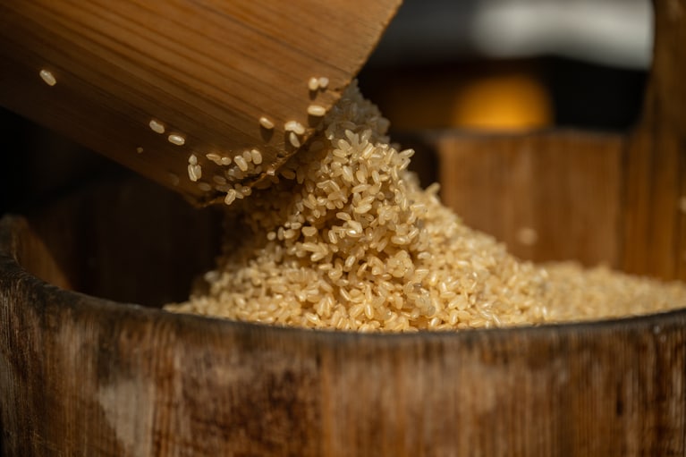 くろ酢には、熊本県産の有機玄米を贅沢に使用。