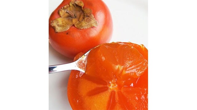 まるでゼリーのようにぷるんぷるんに熟した柿を、スプーンですくって食べます。