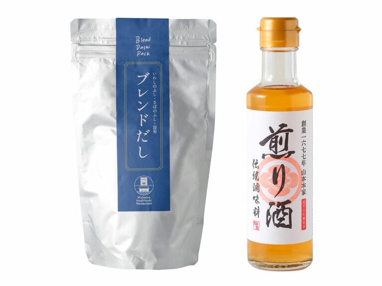 左：中東さんがプロデュースした出汁パック「ブレンドだし」1,000円、右：伏見の酒蔵「山本本家」の煎り酒 918円。