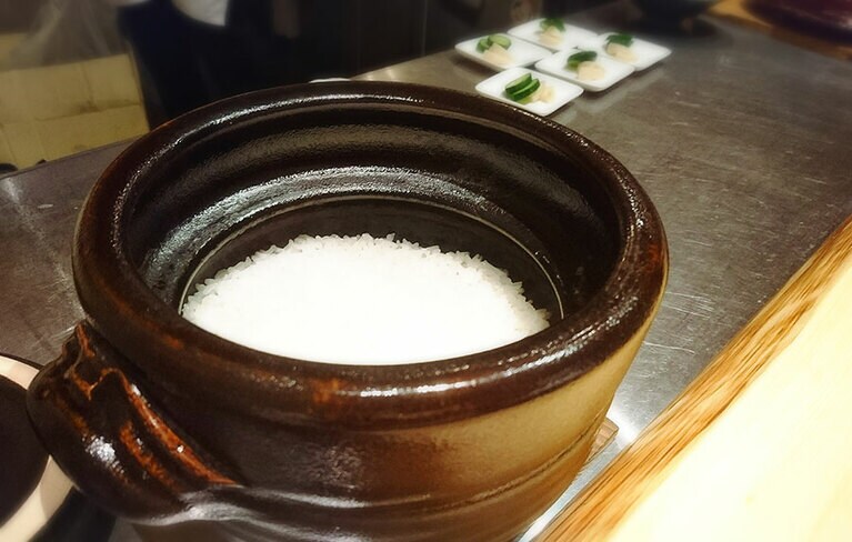 ごはんは、各グループのタイミングに合わせて土鍋炊き。