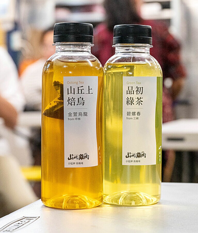 オリジナルのお茶（各50元）。