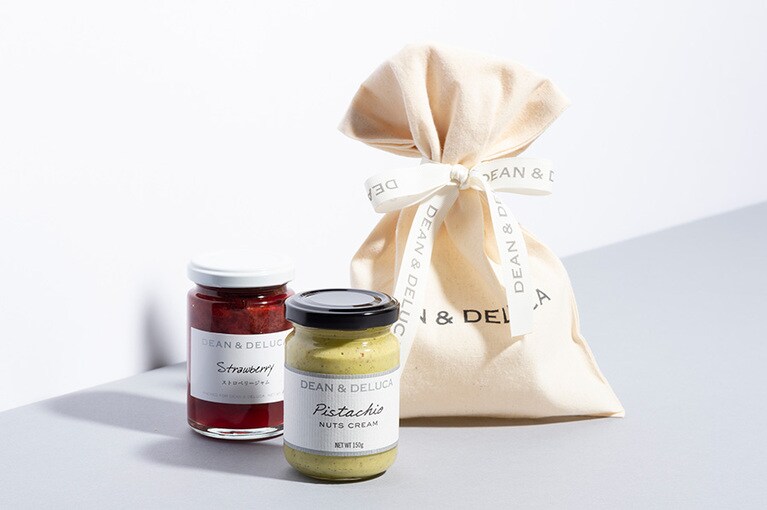 手前から：DEAN & DELUCA「ピスタチオクリーム」1,600円、「ストロベリージャム」1,250円(※パッケージと価格が変更になる可能性があります)、ロゴ シーチング100円。