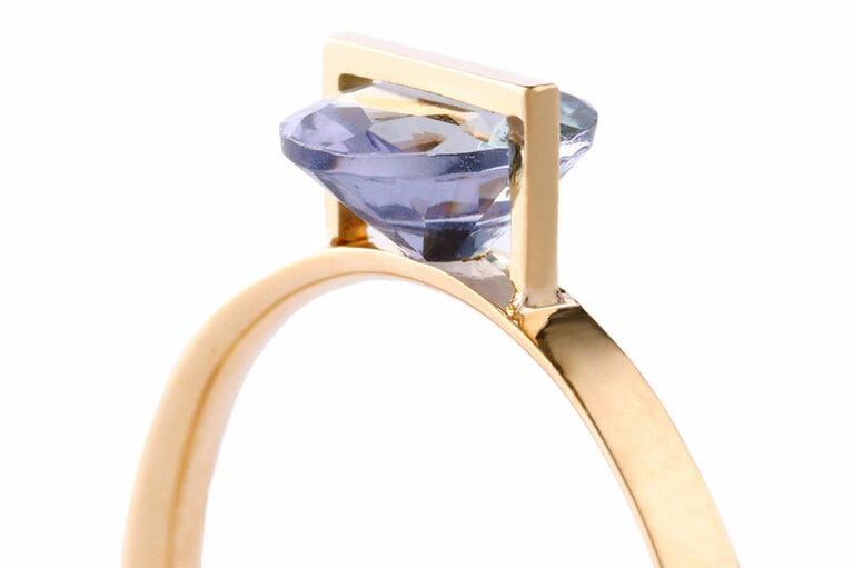 リング 95,000円。石の留め方は彫刻に着想を得たという。