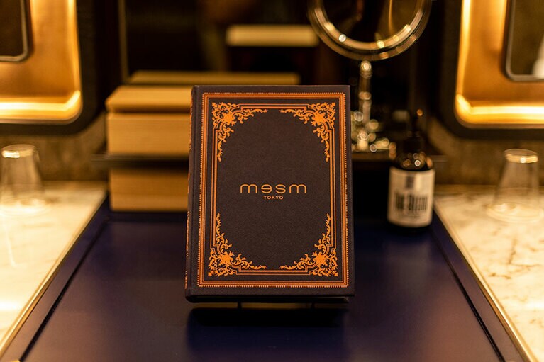 洗面台に置かれた風格ある装丁の「mesm TOKYO」。わくわくしながら本を開くと……。