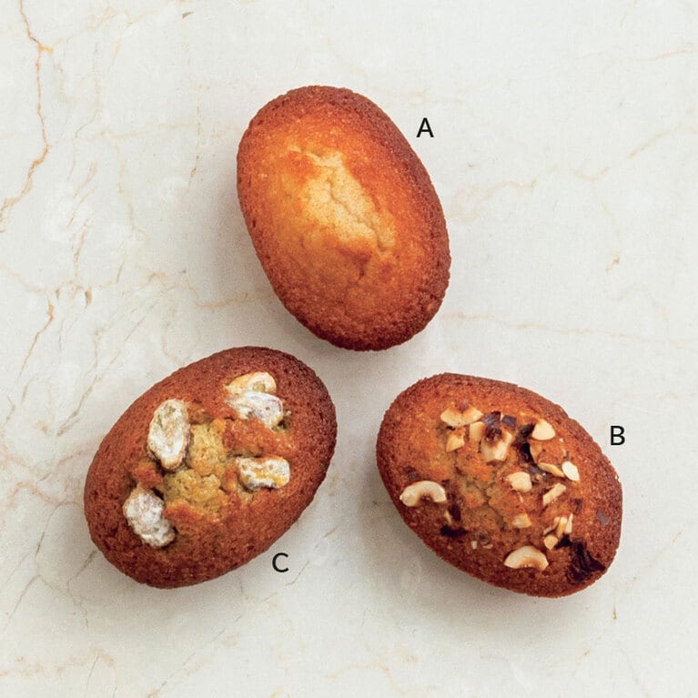 日持ちがする焼き菓子は、ギフトの定番。でも実は、「焼きたて」もとびきりおいしいのをご存じ？　焼き菓子をスペシャリテとするシェフがつくるフィナンシェは特に人気で売り切れ必至。　A：フィナンシェ 280円 B：フィナンシェ ノワゼット 340円 C：フィナンシェ ピスタチオ 380円／フキアージュ