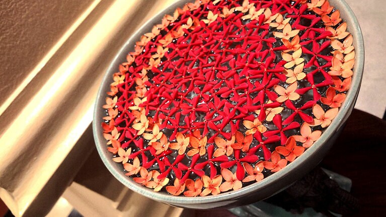 水盤に緻密に並べられた小花。人の手をかけるところもタイならでは。