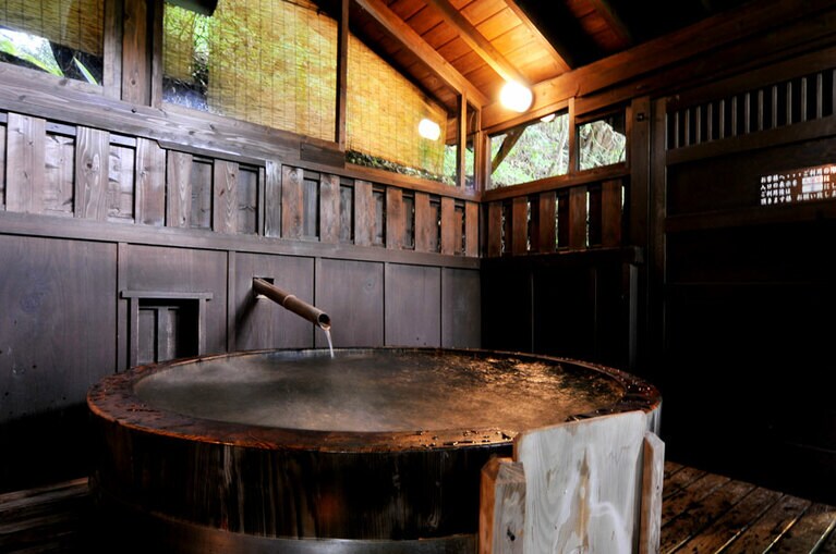 別棟3階にある貸し切りの桶風呂。