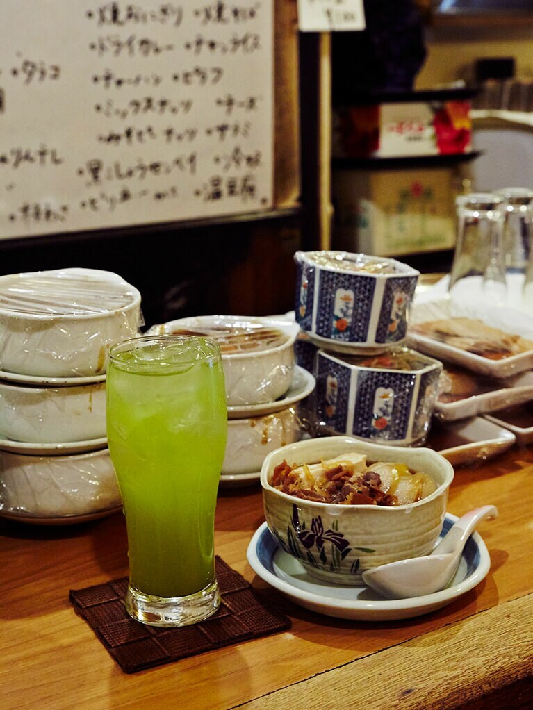 水を加えず酒で煮込んだ肉豆腐は味わい深い。女将にレシピを聞く女性客も多い。グリーンティの焼酎割りは格安(350円)。