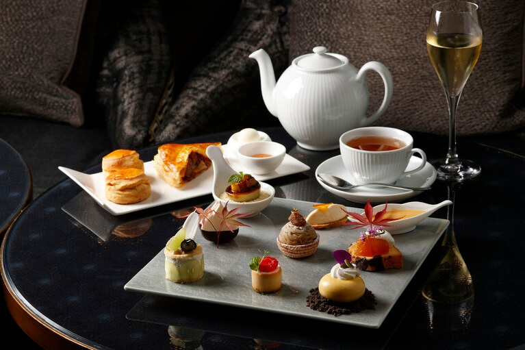 オールデイダイニング「ロッシニテラス」で提供する笠間産 新栗を使った プレミアムアフタヌーンティーセット 5,500円／グラスシャンパーニュ付き 8,800円。好みの紅茶・コーヒーを好きなだけ味わえる（2時間制／ドリンク90分）。14:30～16:30、要予約。