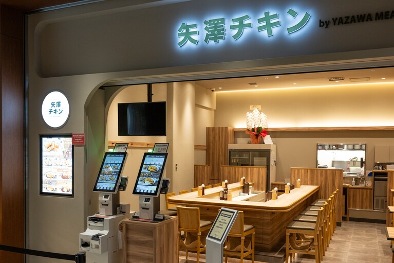 六本木ミッドタウンにオープン。店前の券売機で食券を購入するシステム。