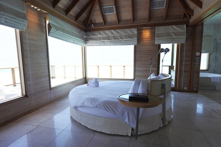 隔絶した場所に建てられたサンセット・ウォーター・ヴィラには回転ベッドが。