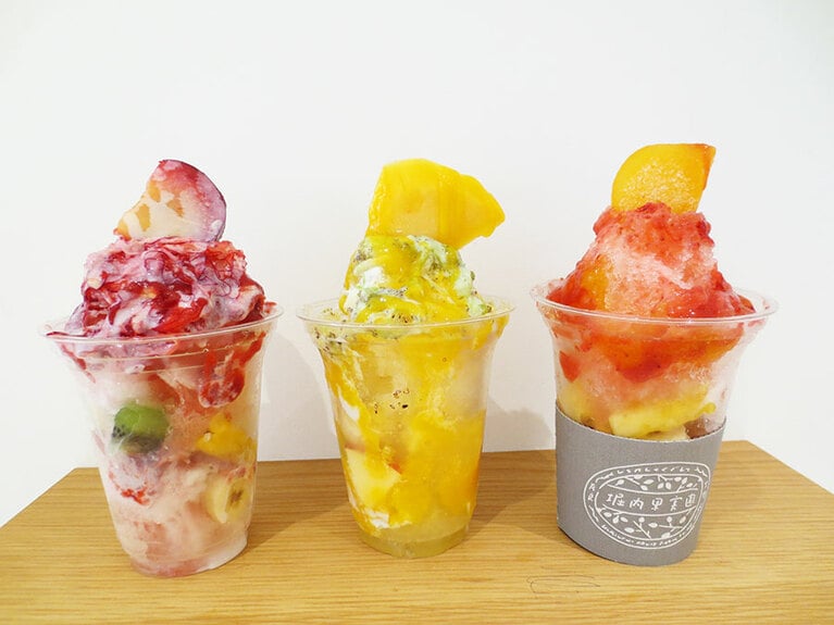 「かき氷」3種各950円。左から「すももミルク」「マンゴーキーウィ」「柿いちご」。