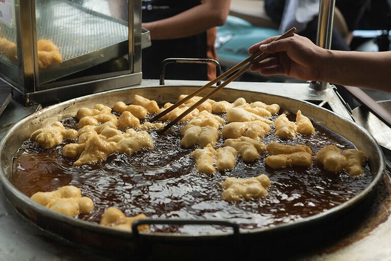 中国式の揚げパン、油条を揚げる屋台。某有名グルメガイドからも高い評価を受けている。