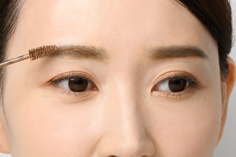 次に眉頭から眉尻に向かって気流れを整えながら色をのせる。