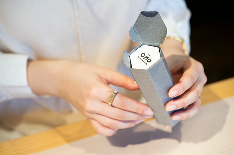 選んだ2色のブローチとカットした井草を特製BOXに入れて、自分だけのお土産が完成。