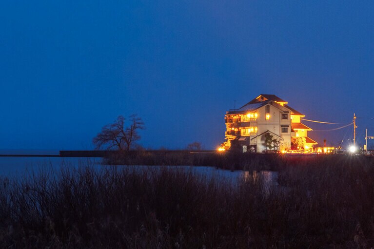 周囲に何の建物もない一軒宿。