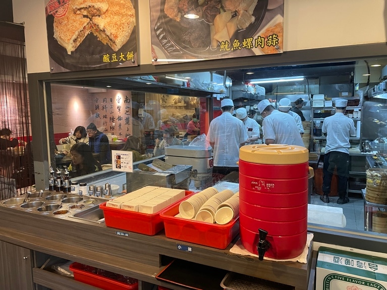 お茶や小籠包のつけダレなどはセルフサービスです。