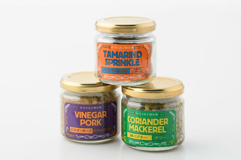 スパイスごはんの素。左から時計回りに：ビネガーポーク 980円、タマリンドふりかけ 980円、鯖パクチー 850円。