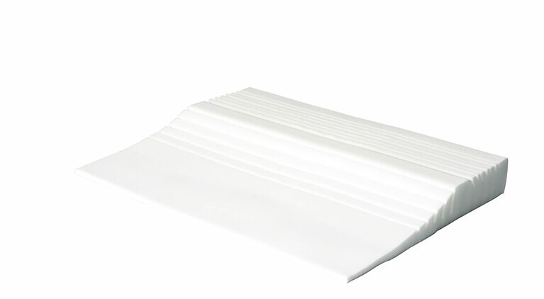 頭から背中まで七つの部位を支える設計で、12本のスリットが入ったウルトラフィットカット構造により、横向き寝のフィット性が向上。12本のスリットがあることで“仰向け寝”と“横向き寝”の沈み込み具合が変化し、横向きになった時にも、肩の圧力を分散してくれます。リラックスできる幅広の構造も人気。高さ調整シート4枚付き。低反発枕「トゥルースリーパーセブンスピローウルトラフィット」 16,800円。