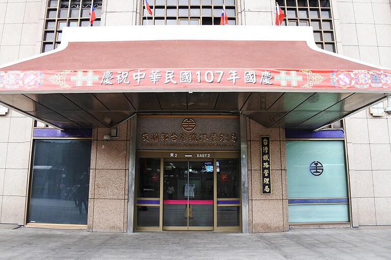 2階へ行けるエレベーターがある鉄道管理局。