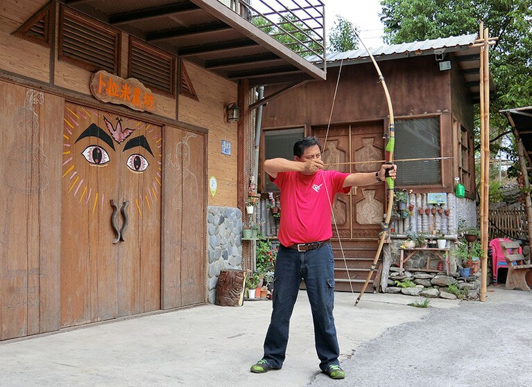 食後の腹ごなしは、ルカイ族に伝わる的矢体験。頭目は一発で真ん中に矢を当てた。さすが！