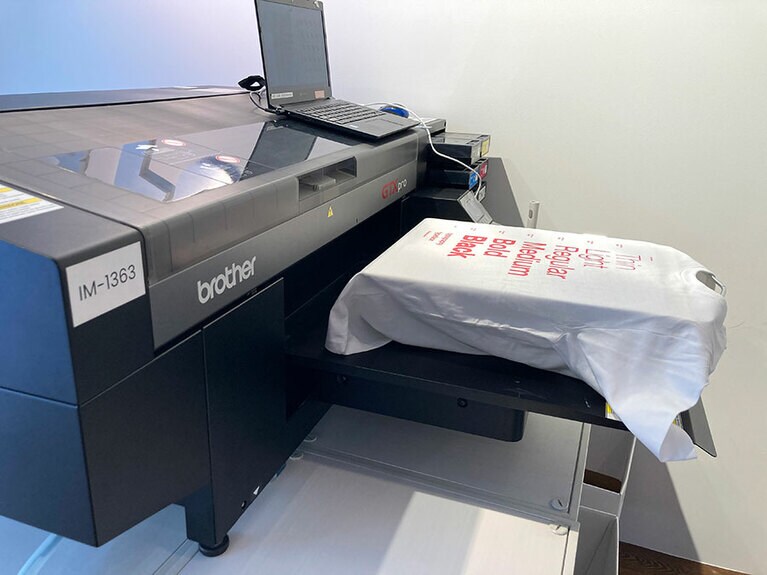 Tシャツにプリントされる様子を見せてもらいました。出来立てはホカホカ。