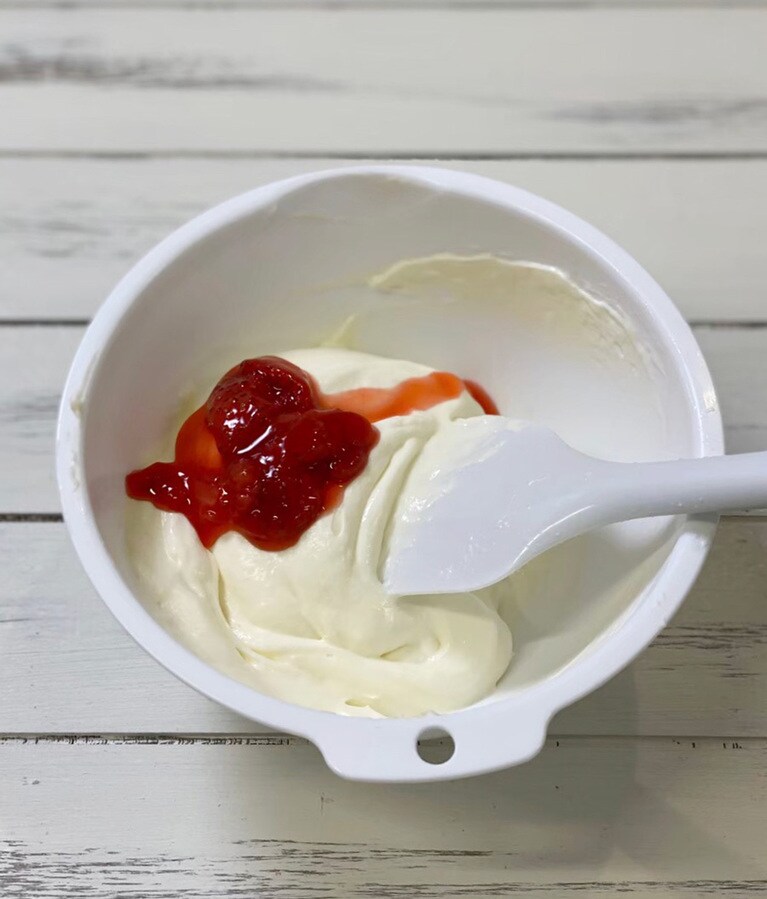 残り半分のコンポートフレーズを少し潰して、マスカルポーネクリームに混ぜる。