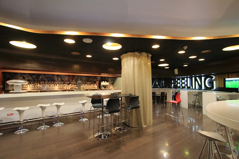 「レアル・カフェ・ベルナベウ」の階下にあるスポーツバー。ピッチを見ることはできないが、大型モニターがある。