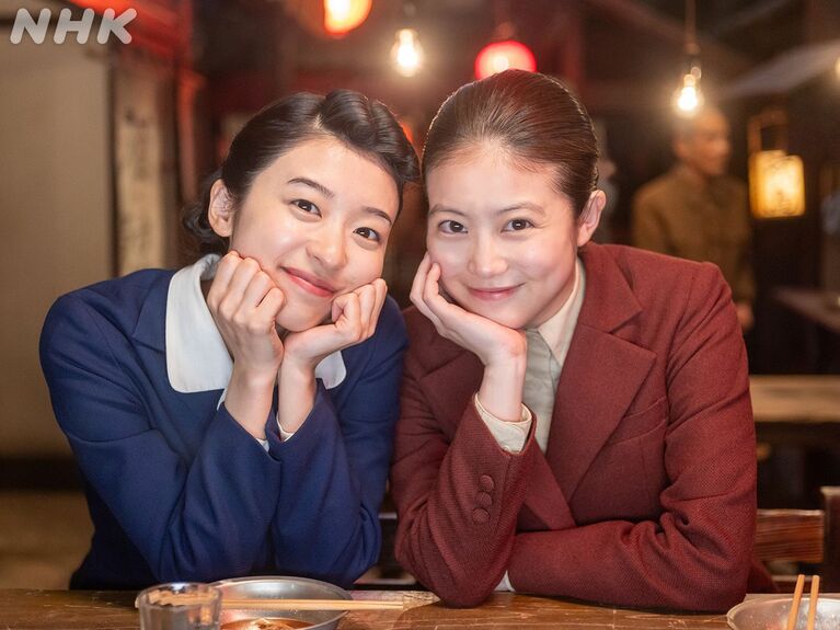 今田美桜演じるのぶ(右)と鳴海唯演じる琴子(『あんぱん』公式Xより) 以下、鳴海唯の“人生を変えた人”や『あんぱん』のオフショットが続きます
