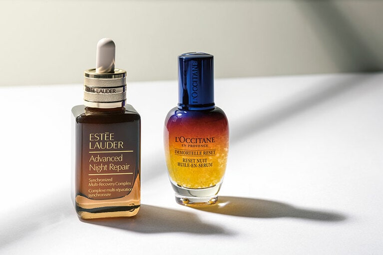 左：名品がパワーアップして登場。肌の自然な修復力や健やかな細胞生成に働きかける。翌朝の肌の見た目、手触り両方のなめらかさに驚き。アドバンス ナイト リペア SMR コンプレックス 50mL 13,500円／エスティ ローダー(2020/9/18［金］発売)、右：厳選された3種の植物成分が凝り固まった筋肉をほぐし、朝イキイキした表情に。イモーテル オーバーナイトリセットセラム 30mL 8,000円／ロクシタンジャポン