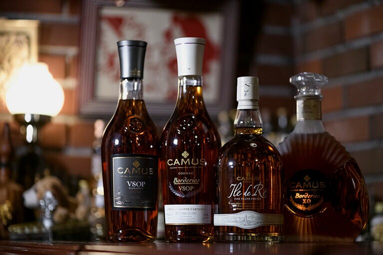 左から：カミュ VSOPエレガンス 700ml 5,960円、カミュボルドリーVSOP 700ml 8,300円、イル・ド・レ ファインアイランド 700ml 5,600円、カミュボルドリーXO 700ml 20,500円(すべて税別)。