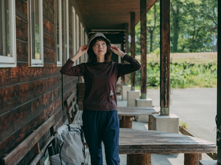 今回選んだアンドワンダーのウェアは、自然の中でも街と同じ感覚でファッションを楽しめる。もちろん、アウトドアウェアとしての機能も充実。ニュアンスのある色使いや、美しいフォルムが魅力だ。