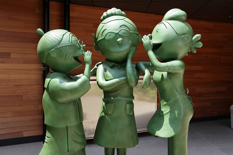 サザエさんといじわるばあさんに囲まれた長谷川町子の銅像がお出迎えしてくれる。