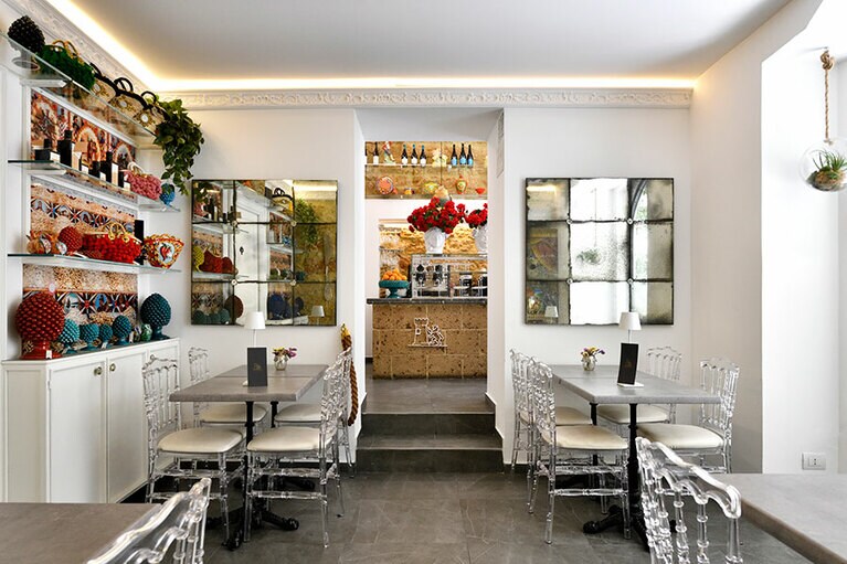 陽光に包まれるバールカフェ兼朝食ルーム。