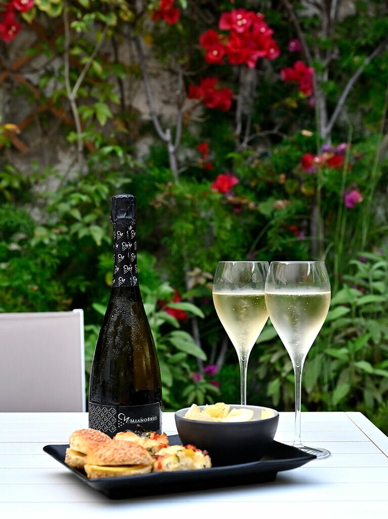 おつまみ付きグラスワイン 6ユーロ～。／Enoteca Buonivini