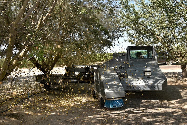 人が乗って操縦する「シェイカー」は、まるでアニメの主人公のロボットのように頼もしい。