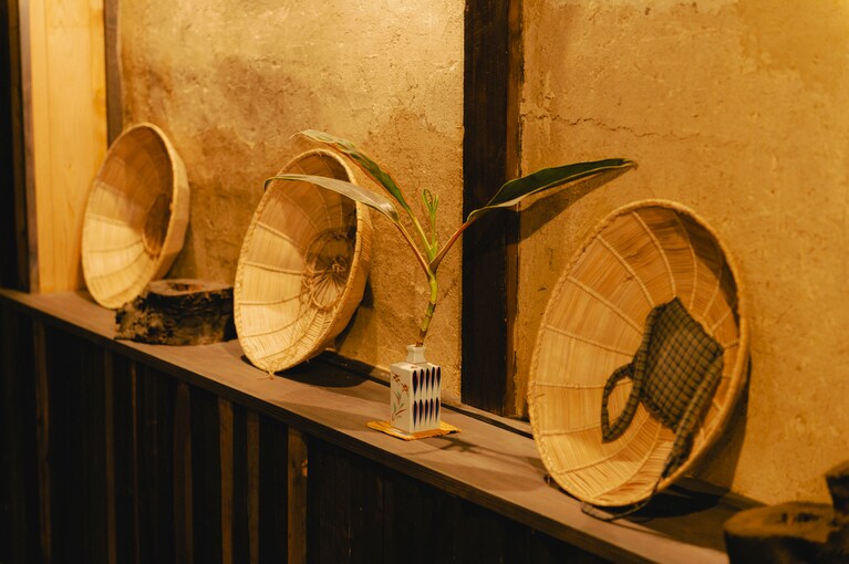 建物の木材をところどころ再利用し、もともとあった土壁も生かしている。