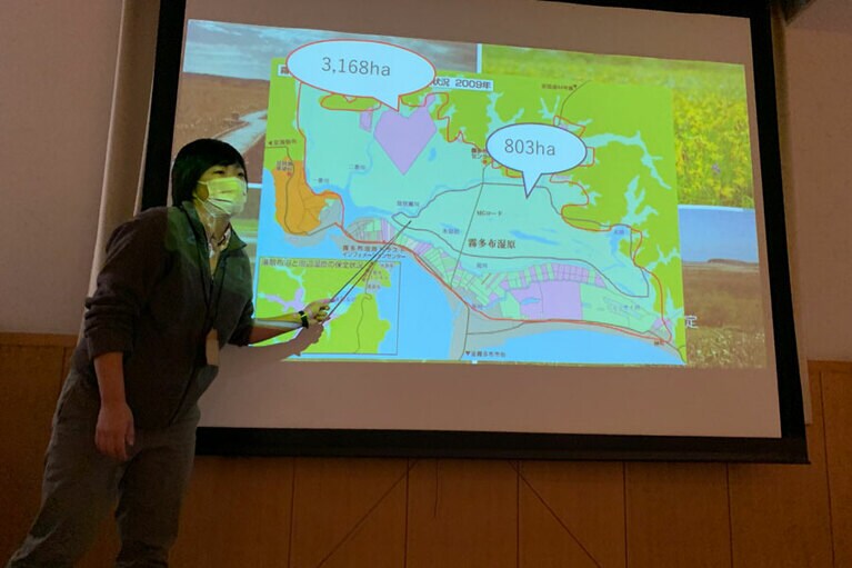 軽快な口調で湿原の説明をしてくださるのは、「霧多布湿原センター」の若手、小野明奈さん。