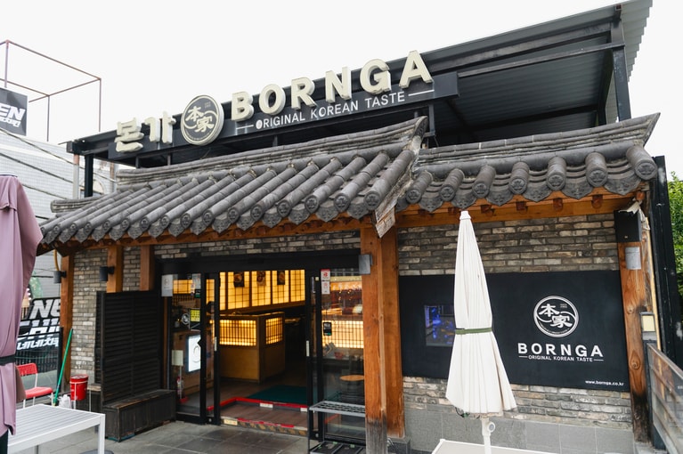 韓国の宮殿をイメージした格式高い雰囲気だが、価格は良心的。