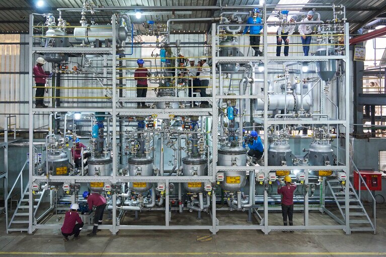 世界初、使用済みポリエチレンの高品質材料への転換を可能にしたインド・スーラトのデモプラント。© Rolex/Greg White