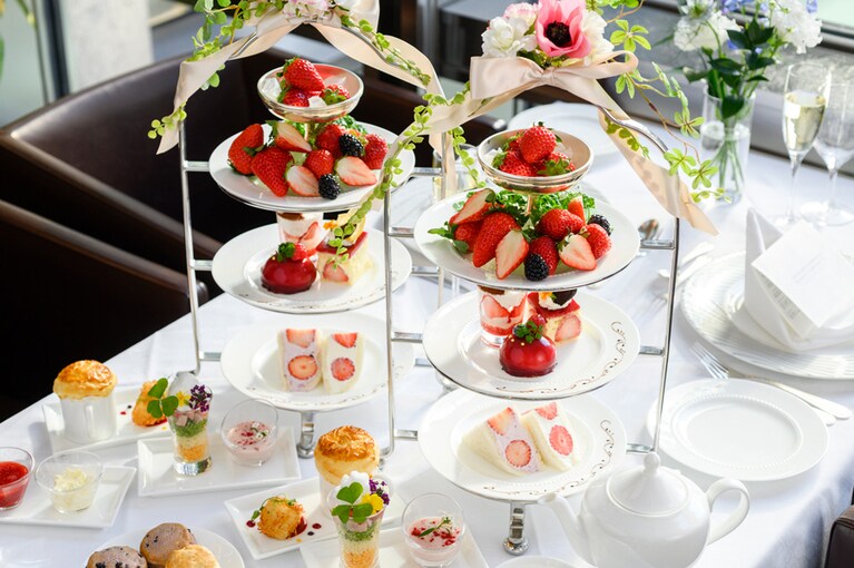 上段は4種のストロベリーアソート(品種は日によって異なります)、中段はとちおとめのフレジェ、ラズベリーベールのヨーグルトムース、クイーンストロベリーのプティパルフェ、下段にはクイーンストロベリーのサンドウィッチ、ストロベリーとミックスベリーのサンドウィッチが並ぶ。