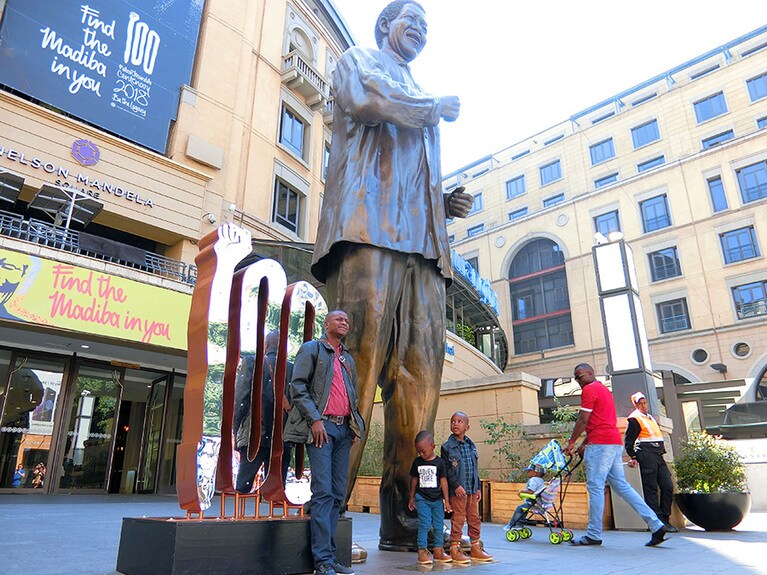 ヨハネスブルグのショッピングモール「ネルソン・マンデラ・スクエア」の巨大像は大人気の記念撮影スポット。