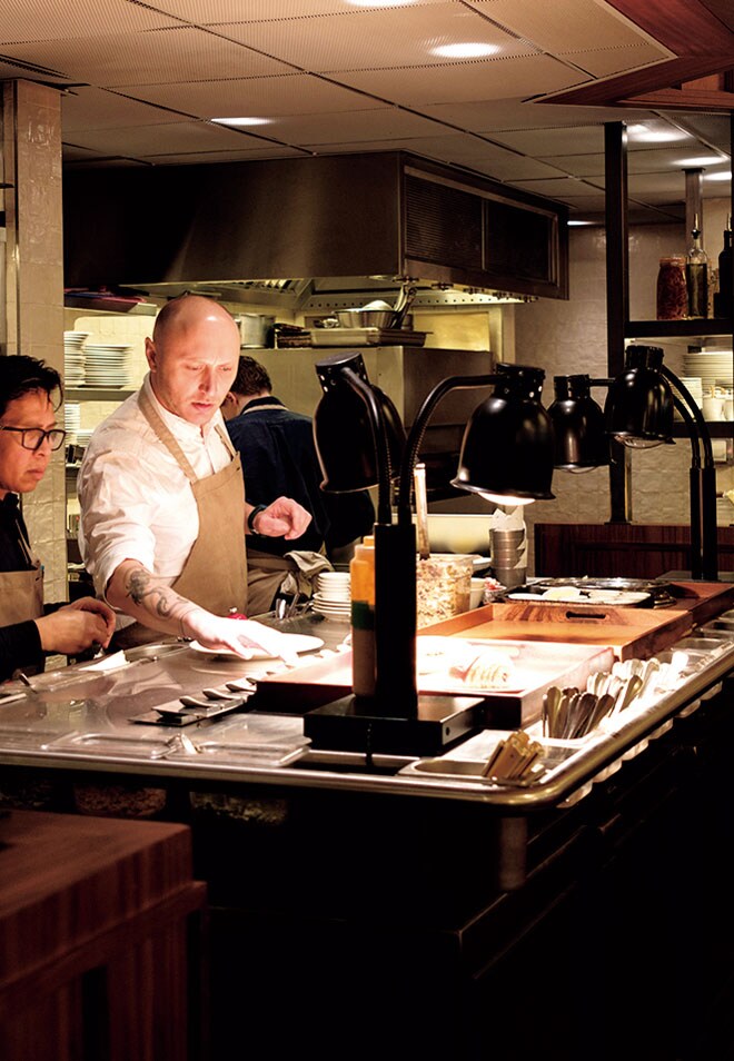 活気あるオープンキッチン。