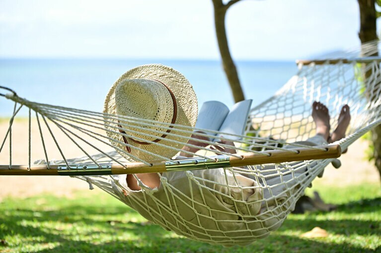 心地よい海風を感じながら読書やお昼寝を。