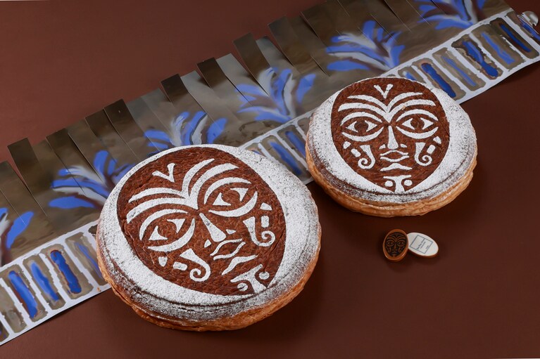 左：「ガレット デ ロワ アフリケン」。直径18cm（6名用）5,292円。右：「プティ ガレット デ ロワ アフリケン」直径14cm（4名用）3,780円。販売期間は2024年12月28日（土）～2025年1月10日（金）※各店舗で購入可能。店舗によって年末年始の営業は異なる。予約受付中。