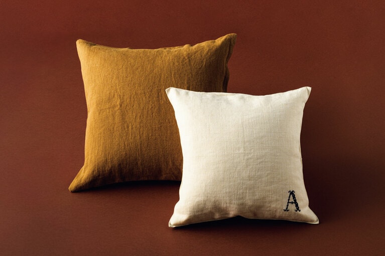 刺繍入りリネンクッションカバー ハドソン 50×50cm 11,000円（中材別）、アルファベット刺繍 1,980円〜※白いカバーは参考商品／リネンバード 二子玉川