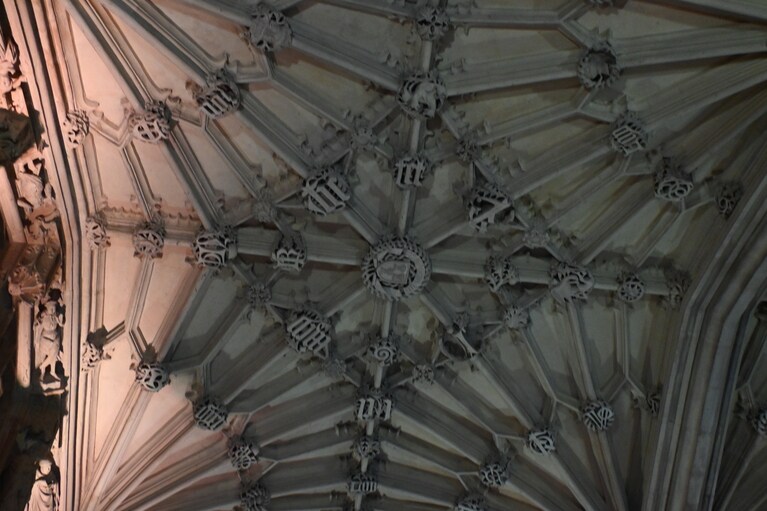 荘厳な彫刻をほどこした天井。歴史を感じます。
